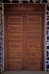 Architecture;-Carved-door;-Comoros-Archipelago;-Craft;-Detail;-France;-Heritage;-Indian-Ocean;-Kaleidos;-Kaleidos-images;-La-parole-à-limage;-Laurent-Abad;-Mayotte;-Stories-Pictures;-Wood